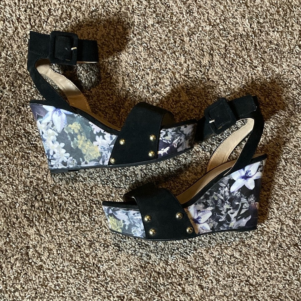 Like-new Qupid Floral Wdeges